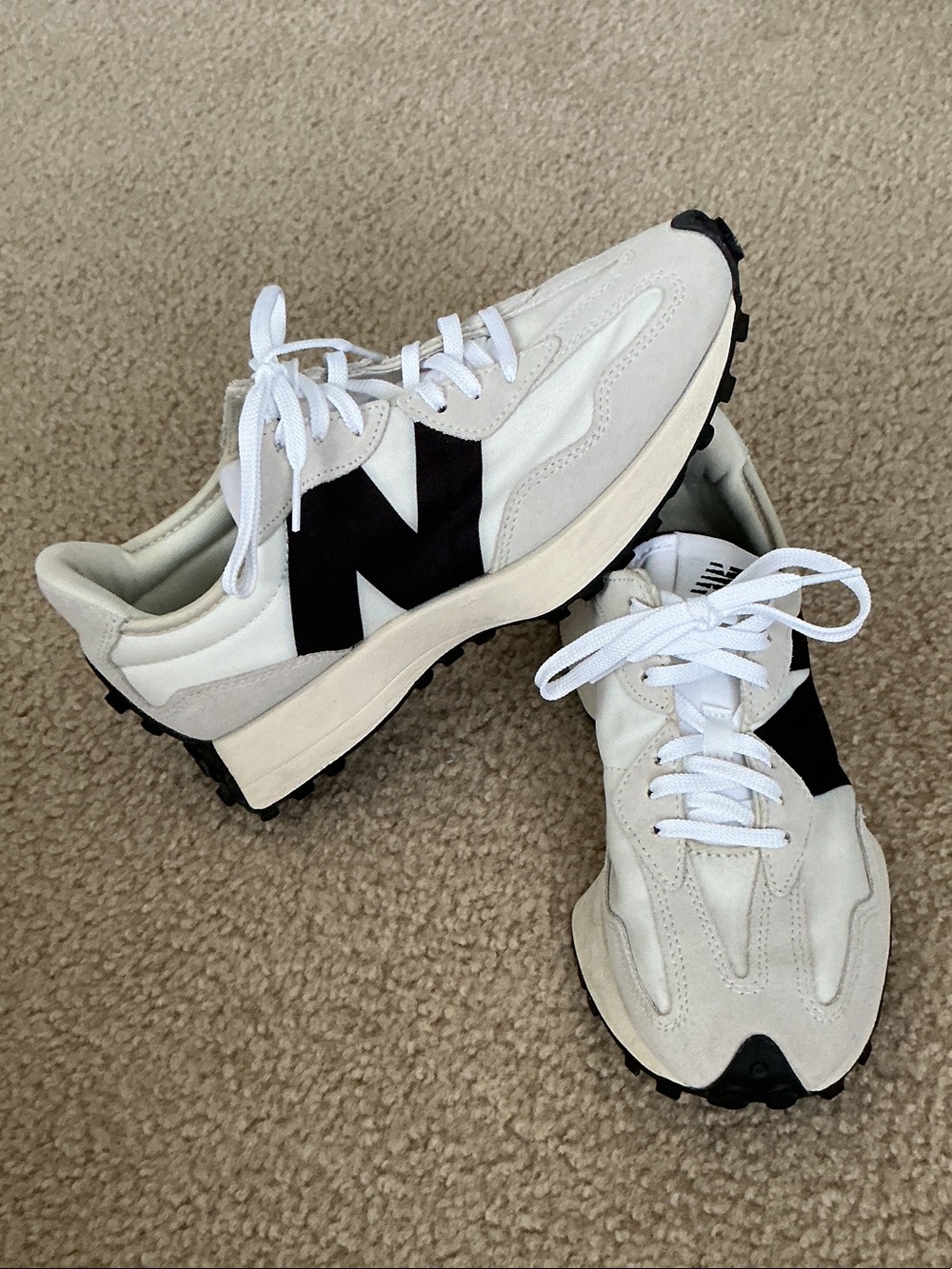 New Balance Classics 327 Women's White and Black Retro Sporty Sneakers - Size 9